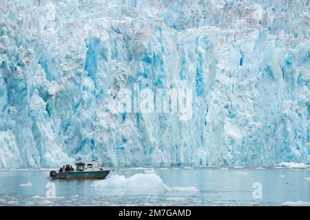 USA, Alaska, Stikine-LaConte Wilderness, ghiacciaio LaConte. Barche da pesca vista lungo la faccia del ghiacciaio. Foto Stock