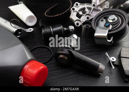 Auto parti di ricambio auto su sfondo nero. Magazzino ricambi auto. Parti della sospensione e del motore. Foto Stock