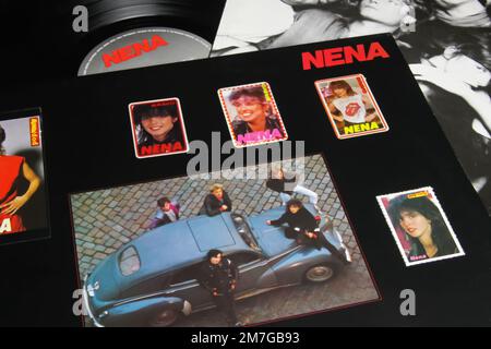 Viersen, Germania - Novembre 9. 2022: Closeup del disco di debutto in vinile isolato della band Nena, pubblicato nel 1983 Foto Stock