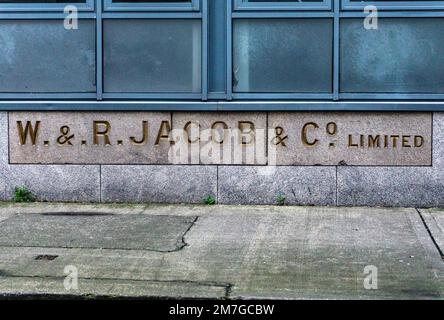 Il vecchio segno per W & R Jacob & Co. In Bishop Street, Dublino, Irlanda. Jacobs fabbricò biscotti fino agli anni '1976. Foto Stock