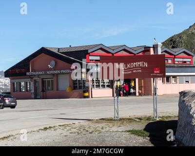 Nufenenpass, Svizzera - 29 giugno 2018: Paesaggio montano della regione alpina tra i cantoni Foto Stock