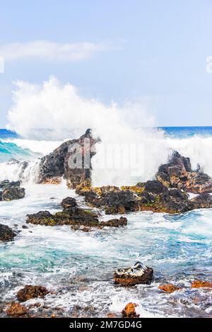 Onde di mare che colpiscono le rocce vicino alla spiaggia di Hookipa, Maui Foto Stock