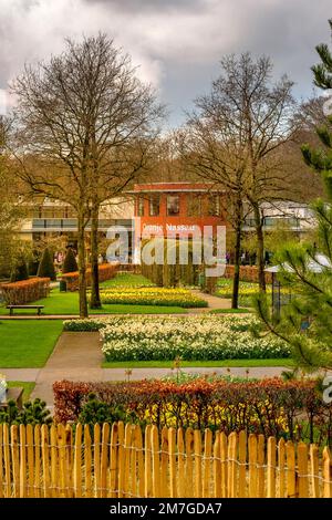 Lisse, Paesi Bassi - 4 aprile 2016: Paesaggio primaverile, parco turistico con fiori in fiore, padiglione Oranje Nassau a Keukenhof Foto Stock