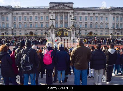 Londra, Inghilterra, Regno Unito. 9th Jan, 2023. Enormi folle si sono radunate fuori Buckingham Palace per assistere al cambio delle guardie il giorno prima della pubblicazione del memoriale del principe Harry, Spare, mentre la famiglia reale è ancora una volta scossa da controversie. (Credit Image: © Vuk Valcic/ZUMA Press Wire) SOLO PER USO EDITORIALE! Non per USO commerciale! Foto Stock