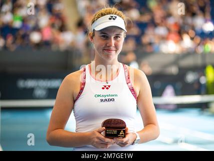 Linda Noskova, della Repubblica Ceca, pone con il suo trofeo di secondo livello dopo il torneo di tennis 2023 di Adelaide International 1, WTA 500, il 8 gennaio 2023 ad Adelaide, Australia - Foto: Rob Prange/DPPI/LiveMedia Foto Stock