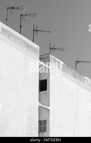 Alloggiamento con più antenne sul tetto Foto Stock