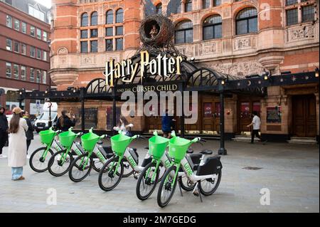 Biciclette elettriche al lime a noleggio parcheggiate in una fila fuori Shaftsbury Avenue minacciare Foto Stock