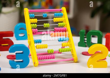 Colorato abaco per bambini sul tavolo. Matematica, aritmetica per bambini in età prescolare e scolastica, imparando a contare. Foto Stock