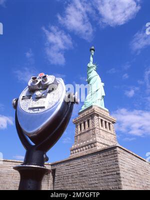 Torre ottica a moneta binoculare e Statua della libertà National Monument, Liberty Island, New York, New York state, Stati Uniti d'America Foto Stock