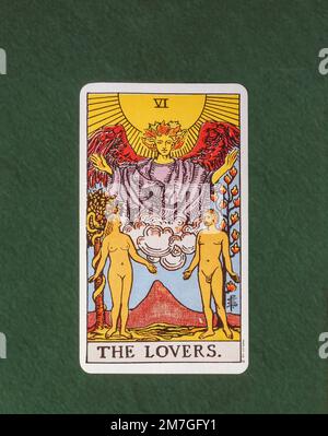 La carta dei tarocchi Lovers Major Arcana sul tavolo delle carte felt, Greater London, England, United Kingdom Foto Stock