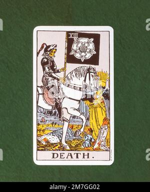 La carta dei tarocchi della morte maggiore Arcana sul tavolo delle carte felt, Greater London, England, United Kingdom Foto Stock