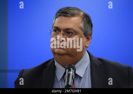 Brasilia, Brasile. 09th Jan, 2023. Foto, Ministro della Giustizia Flávio Dino durante una conferenza stampa. Lunedì (9) il Ministro della Giustizia Flávio Dino concede un'intervista stampa insieme ai delegati della polizia federale delle autostrade e della polizia federale, per parlare degli arresti e delle azioni intraprese dopo gli atti terroristici e antidemocratici a Brasília (Photo: Ton Molino/Fotoarena) Credit: Foto Arena LTDA/Alamy Live News Foto Stock