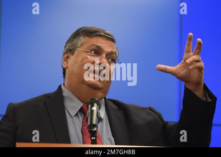 Brasilia, Brasile. 09th Jan, 2023. Foto, Ministro della Giustizia Flávio Dino durante una conferenza stampa. Lunedì (9) il Ministro della Giustizia Flávio Dino concede un'intervista stampa insieme ai delegati della polizia federale delle autostrade e della polizia federale, per parlare degli arresti e delle azioni intraprese dopo gli atti terroristici e antidemocratici a Brasília (Photo: Ton Molino/Fotoarena) Credit: Foto Arena LTDA/Alamy Live News Foto Stock