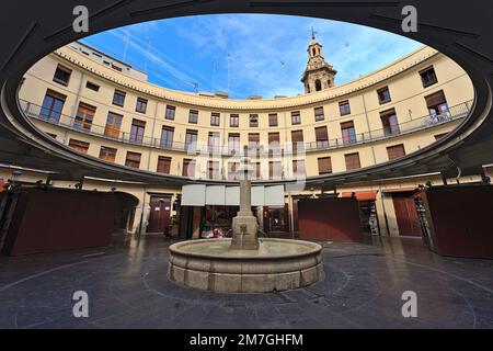 Placa Redona a Valencia con vista sulla torre della chiesa di Santa Caterina senza persone Foto Stock