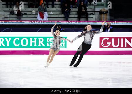 Torino, Italia. 08th Dec, 2022. Alexa Knierim e Brandon Frazier (USA) si esibiscono durante IL BREVE PROGRAMMA DI COPPIE del Gran Premio di Figura della finale di Pattinaggio ISU di Torino a Palavela. Credit: SOPA Images Limited/Alamy Live News Foto Stock