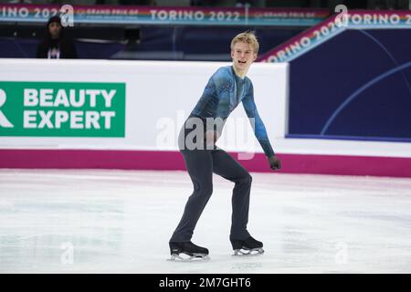 Torino, Italia. 08th Dec, 2022. Daniel Grassl (ITA) si esibisce durante il BREVE PROGRAMMA MASCHILE del Gran Premio della ISU di Fighter Skating Final di Torino a Palavela. Credit: SOPA Images Limited/Alamy Live News Foto Stock