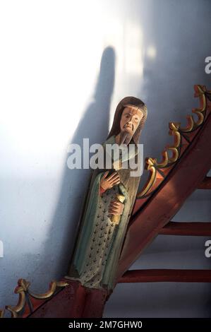 Figura in legno di Saint Jude AKA Lebbaeus. Una delle dodici sculture raffiguranti gli Apostoli di Gesù nella Chiesa di San Giovanni Battista, Bere Regis, Dorset, Regno Unito. Foto Stock