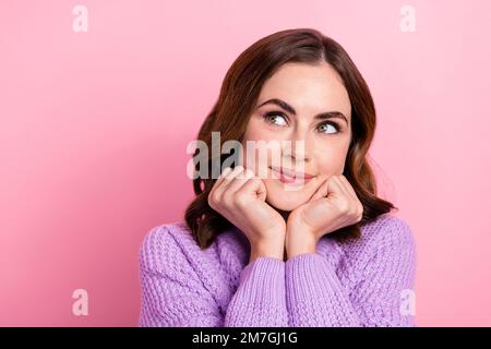 Ritratto di ragazza ottimista soddisfatto sognante con capelli ricci vestito viola pullover look spazio vuoto isolato su sfondo di colore rosa Foto Stock