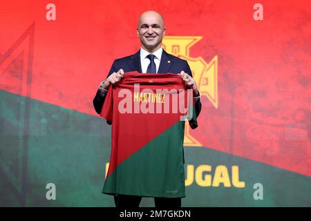 Lisbona, Portogallo. 9th Jan, 2023. Il nuovo allenatore di calcio del Portogallo, lo spagnolo Roberto Martinez, si presenta per una fotografia durante una conferenza stampa alla sua presentazione ufficiale al Cidade do Futebol di Oeiras, il 9 gennaio 2023. (Credit Image: © Pedro Fiuza/ZUMA Press Wire) SOLO PER USO EDITORIALE! Non per USO commerciale! Credit: ZUMA Press, Inc./Alamy Live News Foto Stock