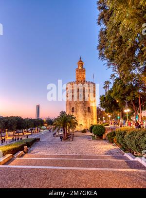 Vista della Torre del Oro a Siviglia, Andalusia, Spagna sul fiume Guadalquivir al tramonto. Foto Stock