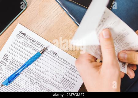 Modulo fiscale individuale USA sulla scrivania. Tasse di riempimento Foto Stock