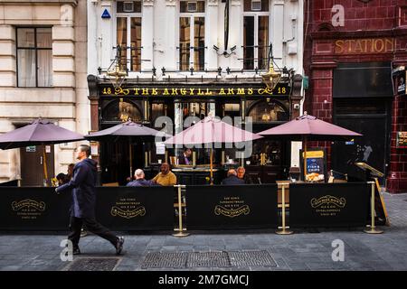 Londra, Inghilterra, settembre 2022, vista dei clienti seduti sulla terrazza del pub Argyll Arms a Soho Foto Stock