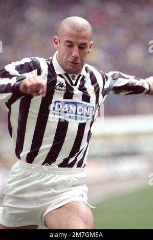 Italia, Torino 1994-1995-1996: Gianluca Vialli, giocatore del Juventus FC, in azione durante la Serie A 1993-94 Serie A Football Championship match Foto Stock