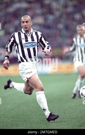 Italia, Torino 1994-1995-1996: Gianluca Vialli, giocatore del Juventus FC, in azione durante la Serie A 1993-94 Serie A Football Championship match Foto Stock