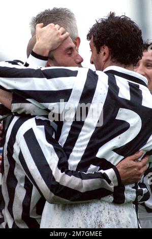 Italia, Torino 1994-1995-1996: I giocatori della Juventus FC Gianluca Vialli e Ciro Ferrara durante la Serie A 1993-94 Serie A Football Championship match Foto Stock