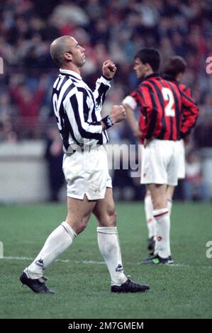 Italia, Torino 1994-1995-1996: Gianluca Vialli, giocatore del Juventus FC, in azione durante la Serie A 1993-94 Serie A Football Championship match Foto Stock