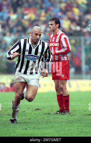 Italia, Torino 1994-1995-1996: Gianluca Vialli, giocatore del Juventus FC, in azione durante la Serie A 1993-94 Serie A Football Championship match Foto Stock