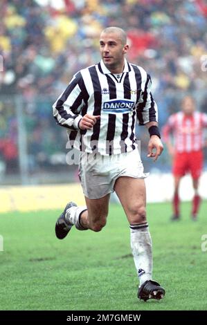 Italia, Torino 1994-1995-1996: Gianluca Vialli, giocatore del Juventus FC, in azione durante la Serie A 1993-94 Serie A Football Championship match Foto Stock