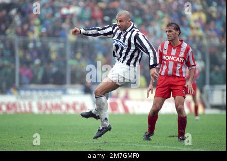 Italia, Torino 1994-1995-1996: Gianluca Vialli, giocatore del Juventus FC, in azione durante la Serie A 1993-94 Serie A Football Championship match Foto Stock