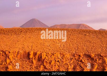 Tramonto spettacolare nel deserto di Atacama in Cile, il deserto più secco del mondo, con il vulcano Licantabur sullo sfondo Foto Stock