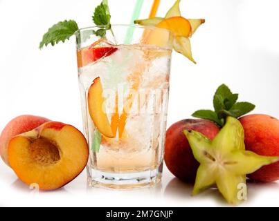 bevande rinfrescanti estive su sfondo bianco con frutta fresca - limonata, orangeade Foto Stock