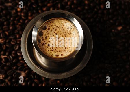 Caffè da filtro dell'India meridionale servito in tazza d'acciaio e piattino, focus selettivo Foto Stock