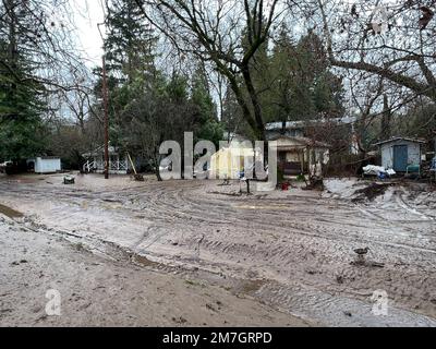 Felton, Stati Uniti. 09th Jan, 2023. Vista generale dello storico parco coperto del ponte e del quartiere boschivo di felton dopo l'ultima tempesta del 9 gennaio 2023. I danni da alluvione si osservano lungo le rive del fiume San Lorenzo dopo un'eccessiva pioggia e una significativa tempesta passata attraverso l'area. Foto: Casey Flanigan/imageSPACE Credit: Imagespace/Alamy Live News Foto Stock