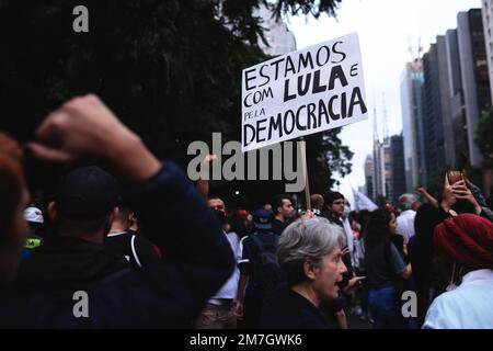 SP - Sao Paulo - 01/09/2023 - SAO PAULO, AGIRE IN DIFESA DELLA DEMOCRAZIA - protester con un segno che dice "siamo con calamari e per la democrazia" si vede durante un atto in difesa della democrazia, su Avenida Paulista, regione centrale della città di Sao Paulo, Questo Lunedi (09). La manifestazione si svolge a Sao Paulo e in altre località del paese in risposta al colpo di stato che ha avuto luogo questa scorsa Domenica nella capitale Brasilia, con l'invasione e il vandalismo di edifici e beni pubblici. Foto: Ettore Chiereguini/AGIF/Sipa USA Foto Stock