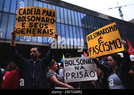 SP - Sao Paulo - 01/09/2023 - SAO PAULO, AGIRE IN DIFESA DELLA DEMOCRAZIA - i manifestanti sono visti con segni che dicono "carcere per Bolsonaro e i suoi generali" e "Bolsonarismo è fascismo" durante un atto in difesa della democrazia, su Avenida Paulista, regione centrale della città di Sao Paulo, Questo Lunedi (09). La manifestazione si svolge a Sao Paulo e in altre località del paese in risposta al colpo di stato che ha avuto luogo questa scorsa Domenica nella capitale Brasilia, con l'invasione e il vandalismo di edifici e beni pubblici. Foto: Ettore Chiereguini/AGIF/Sipa USA Foto Stock