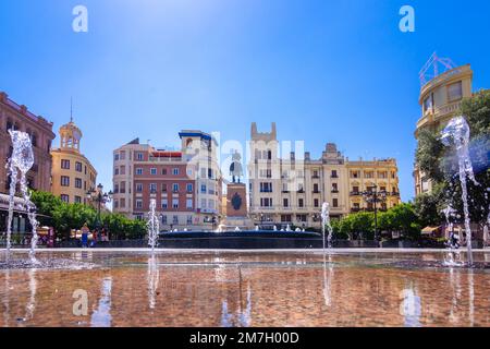 Strade, piazze ed edifici storici nella città vecchia di Valencia, Spagna Foto Stock