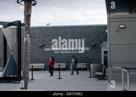 Dopo quasi tre anni, gli Stati Uniti Dogana e protezione delle frontiere riaprono un passaggio pedonale da Tijuana a San Diego, CA, il 9 gennaio 2023. La traversata PedWest fu chiusa all'inizio della pandemia nel 2020. Ma quando le restrizioni di viaggio sono state revocate non è stato riaperto. Migliaia di richiedenti asilo hanno fatto un campo di fortuna sul lato messicano della traversata PedWest sperando di essere tra i primi ad attraversare quando la traversata riaprì. Le autorità messicane alla fine hanno cancellato il campo e spostato i richiedenti asilo in altre parti di Tijuana. (Foto di Matthew Bowler/KPPS/Sipa USA) **N Foto Stock