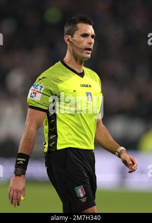 Torino, 7th gennaio 2023. L'arbitro Matteo Marchetti durante la Serie A match allo Stadio Allianz di Torino. L'immagine di credito dovrebbe essere: Jonathan Moskrop / Sportimage Foto Stock