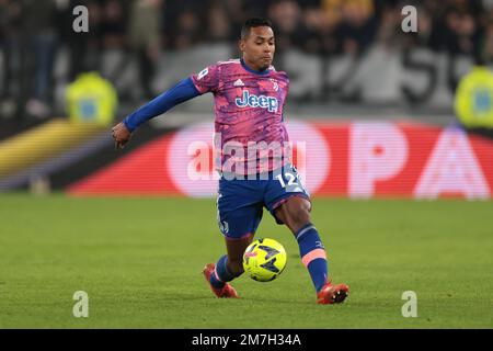 Torino, 7th gennaio 2023. Alex Sandro della Juventus durante la Serie A match allo Stadio Allianz di Torino. L'immagine di credito dovrebbe essere: Jonathan Moskrop / Sportimage Foto Stock