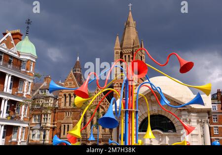 Chiesa cattolica Ucraina, con colorate opere d'arte temporanee in Brown Hart Gardens, Mayfair, Londra, Inghilterra Foto Stock