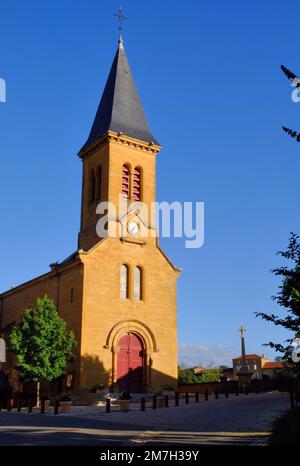 Moire: Chiesa arancione incandescente subito dopo l'alba a Moire, Beaujolais, Rodano, Francia Foto Stock