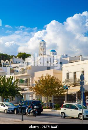 La città portuale di Adamas o Adamantas sull'isola di Milos. Isole CICLADI, Grecia Foto Stock