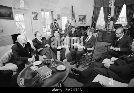 Andrei Gromyko, ministro sovietico degli Affari Esteri, e altri, con gli Stati Uniti Presidente John F. Kennedy nell'Ufficio ovale, Casa Bianca, Washington, D.C., USA, Warren K. Leffler, US News & World Report Magazine Collection, 10 ottobre 1963 Foto Stock