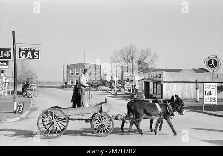 Farmer attraversando Main Street of Town, Eufaula, Oklahoma, Stati Uniti, Russell Lee, STATI UNITI Farm Security Administration, febbraio 1940 Foto Stock