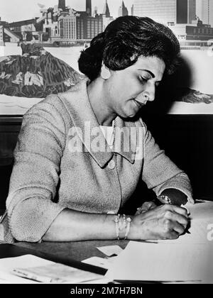 Costanza B. Motley, firmando documenti poco dopo essere diventato presidente di Borough di Manhattan, New York City, New York, USA, Fred Palumbo, New York World-Telegram and the Sun Newspaper Photograph Collection, 16 aprile 1965 Foto Stock