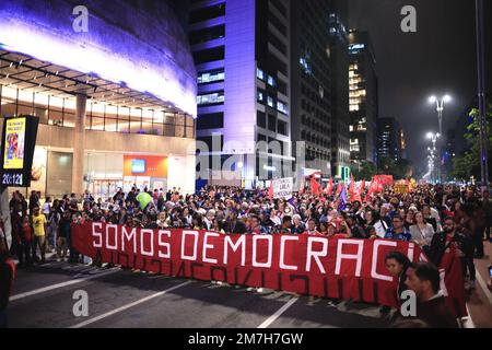 SP - Sao Paulo - 01/09/2023 - SAO PAULO, AGIRE IN DIFESA DELLA DEMOCRAZIA - manifestanti con un banner che dice "noi siamo la democrazia" si vedono durante un atto in difesa della democrazia, su Avenida Paulista, regione centrale della città di Sao Paulo, questo Lunedi (09). La manifestazione si svolge a Sao Paulo e in altre località del paese in risposta al colpo di stato che ha avuto luogo questa scorsa Domenica nella capitale Brasilia, con l'invasione e il vandalismo di edifici e beni pubblici. Foto: Ettore Chiereguini/AGIF/Sipa USA Foto Stock